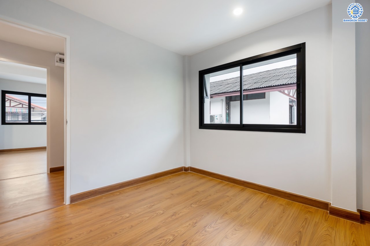 บ้านมือสองตกแต่งใหม่ ม.ปั้นทอง3 ลาดปลาเค้า76 เนื้อที่ 41.3 ตร.ว. ฟังก์ชัน 3 ห้องนอน 2 ห้องน้ำ 1 ห้องอเนกประสงค์ จอดรถได้ 2 คัน สภาพแวดล้อมเยี่ยม เชื่อมต่อ ถ.ประเสริฐมนูกิจ, ถ.เกษตร-นวมินทร์ ใกล้ ม.เกษตร, รถไฟฟ้าสายสีเขียว "สถานีเสนานิคม" และทางด่วน "ฉลองรัช"